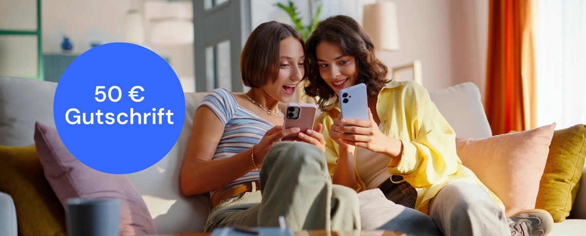 Zwei Frauen tauschen sich über die digitale Zeitung aus