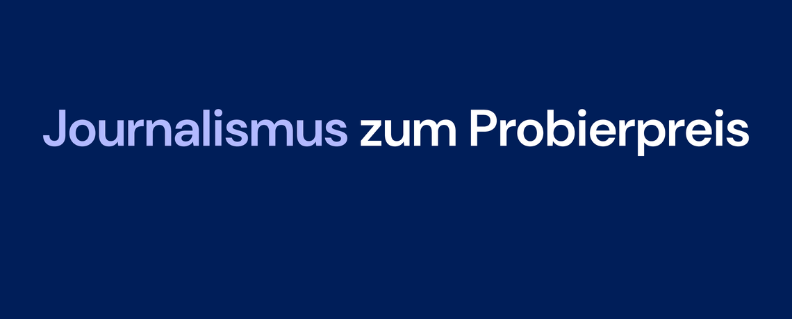 Dunkelblauer Hintergrund und in weißer Schrift steht "Journalismus zum Probierpreise."