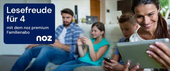 Abbildung einer Familie, die auf dem Sofa sitzt und die digitale Zeitung liest mit der Headline "noz premium zu viert teilen für mtl. 12,95 € je Nutzer"