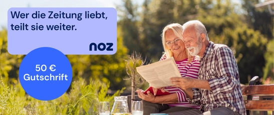 Abbildung eines älteren Pärchens, die gemeinsam die Zeitung lesen