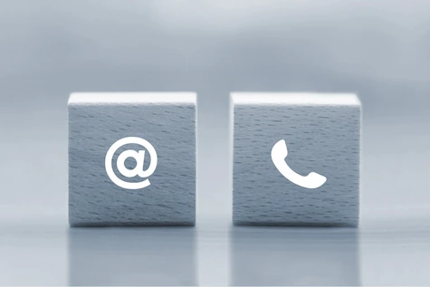 Holzwürfel mit @-Symbol und Telefon-Symbol