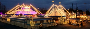 Zirkus-Zelte im Abendlicht 