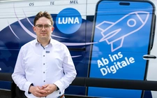Markus Stritzke vor dem Digitalmobil Luna