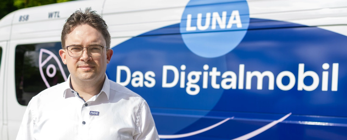 Digitalcoach von noz vor dem Transporter Luna