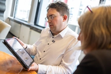 Beratungssituation mit Tablet