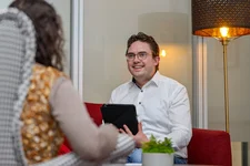 Beratungssituation im Wohnzimmer