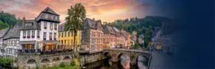 Abbildung einer Stadt am Fluss