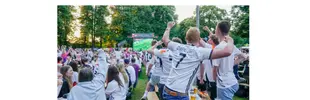 Jubelnde Fans beim Public Viewing