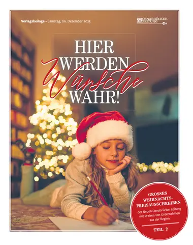 Mädchen mit Weihnachtsmütze vor einem Tannenbaum