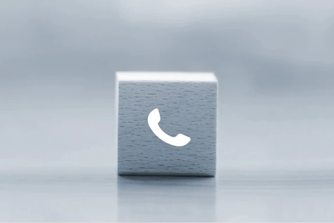 Holzwürfel mit Telefon-Symbol