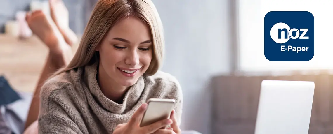 Frau schaut aufs Smartphone premium App