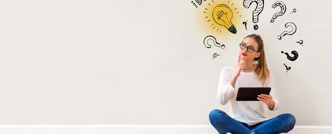 Eine Frau mit einem Tablet in der Hand, die nachdenkt. Hinter ihr an der Wand sind Fragezeichen und eine Glühbirne abgebildet.