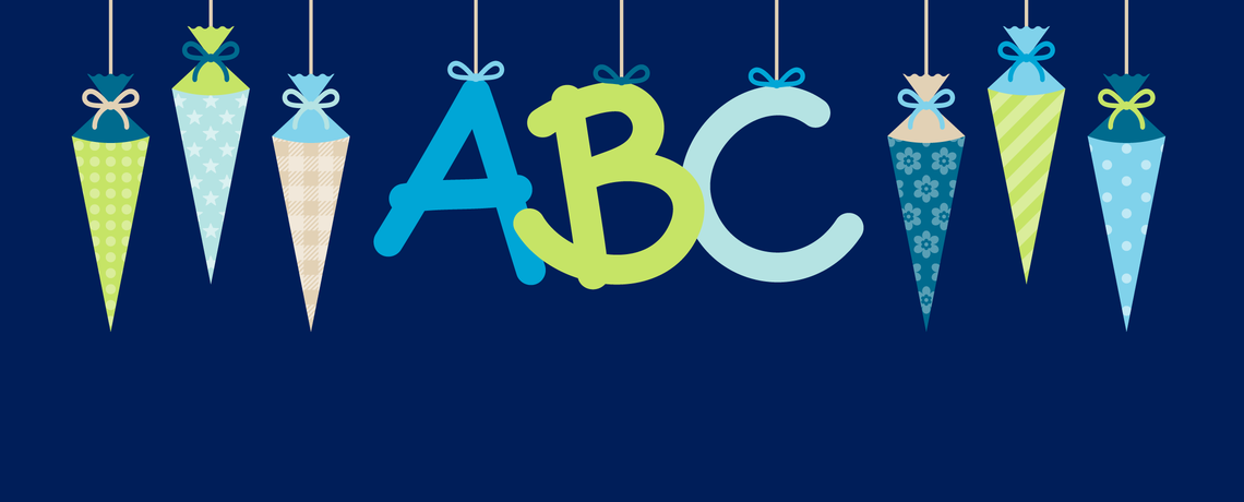 Bunte Schultüten vor blauem Hintergrund