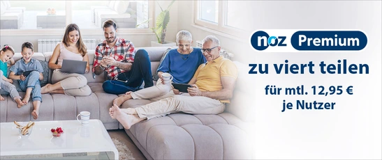 ​Abbildung einer Familie, die auf dem Sofa sitzt und die digitale Zeitung liest mit der Headline "noz premium zu viert teilen für mtl. 12,95 € je Nutzer"