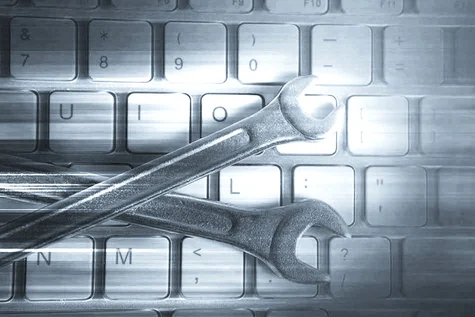 Werkzeug, das auf einer Tastatur liegt