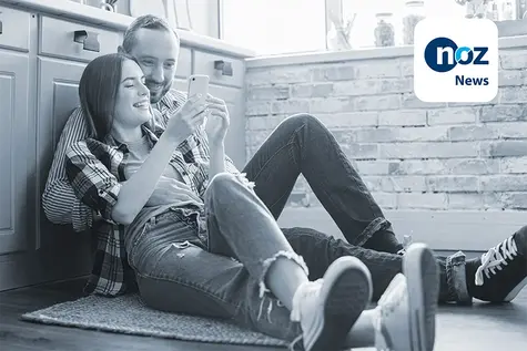 Ein Pärchen, das auf ein Handy schaut