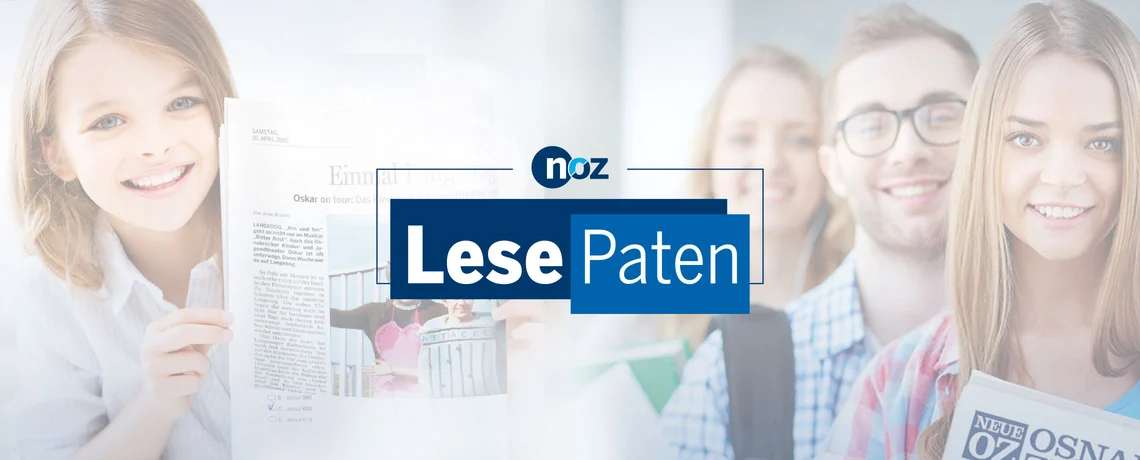 Kinder mit der gedruckten Tageszeitung