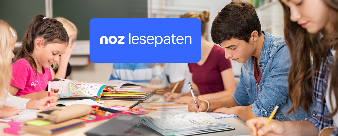 Kinder mit der gedruckten Tageszeitung