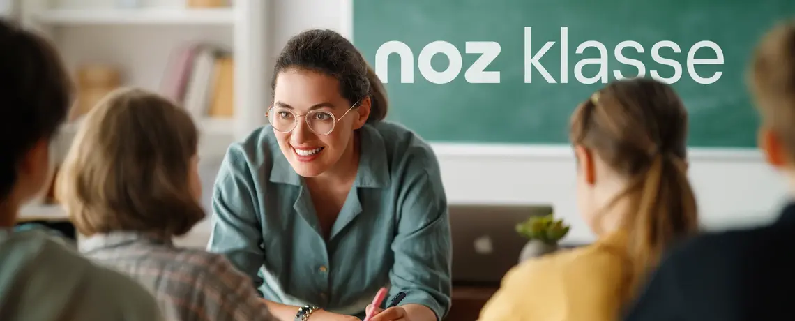 Ein Klassenzimmer mit Lehrerin und Schülern